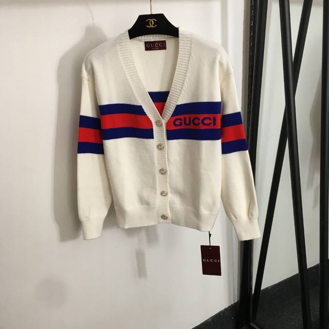 P140款号20251186 Gucc*新款 拼色条纹V领长袖针织开衫，白色，黑色， 均码；肩宽48，胸围100，袖长49，衣长56 .