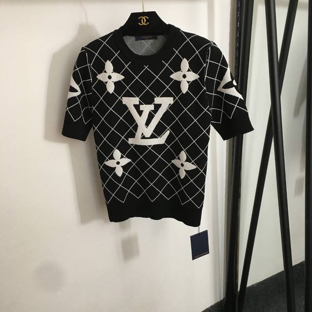 P130款号20251184 Lv*新款 撞色Logo套头短袖格子针织衫，黑色，红色，粉色，蓝色，黄色，36 38 40， 38码；肩宽36，胸围80，袖长25
