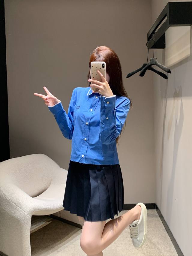 P250 Miumi* 25Ss早春新款 翻领Logo徽标刺绣长袖衬衫丨独家Yb开发！高版出品！上身可盐可甜的百搭单品 定制面料 对身材包容度很高 显得整个人很