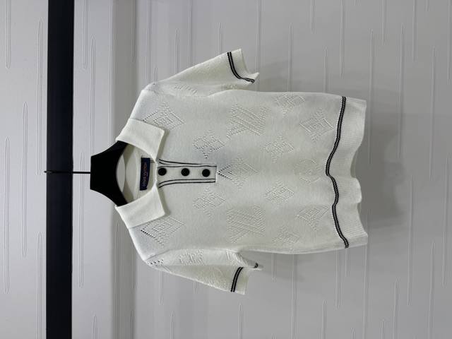 P220上新原单高端品质Louis Vui*Ton 2025春夏最新系列！翻领针织短袖！定制进口羊毛针织 质感十足 翻领之下增加半开襟设计 通体镂空四叶草元素图