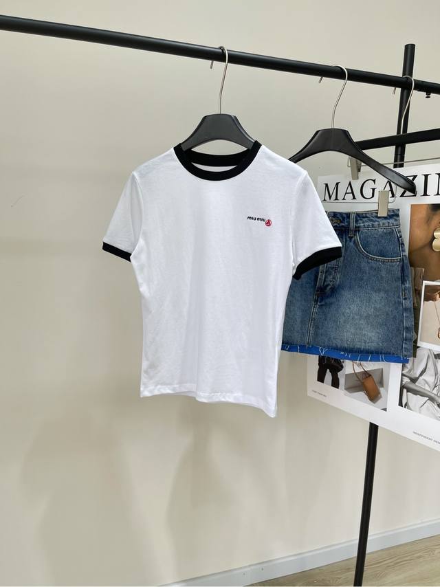 P140 M黑白拼色帆船刺绣短袖T ，面料：全棉 颜色：白色 Miu 25Ss早春新款 帆船刺绣圆领短袖T恤 这款T恤的刺绣帆船图案，简直是美哭我了！ 每一个细