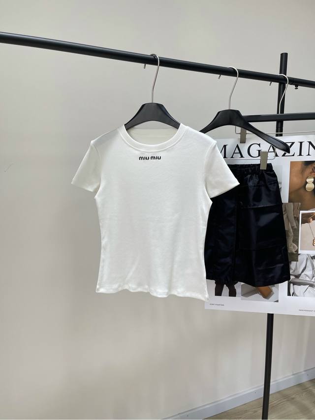 P150 M白色领口黑字母短袖T .，面料：棉+氨纶 颜色：白色 Miu*2025春夏新款短袖T 春天是万物复苏的季节，也是换新衣的好时节！ 今天我要给大家安利