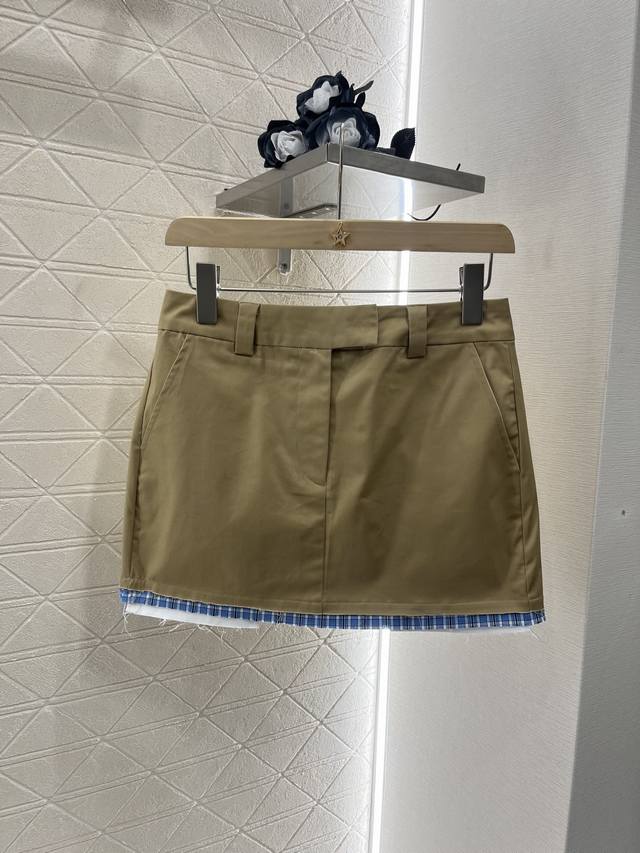 P350 P270Miumi*2025新品上架 格子拼接马甲短裙套装 定制Yb原生全棉材质 质感光泽 挺括有型 翻领马甲剪裁 拉链开襟 领口拼接蓝格衬衫面料 作