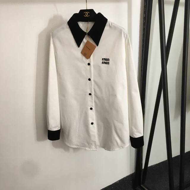 P170款号20251158 Miumi*新款 Logo刺绣贴布 拼色翻领长袖衬衣，白色，黑色，Sml， M码；肩宽50，胸围114，袖长55，衣长73
