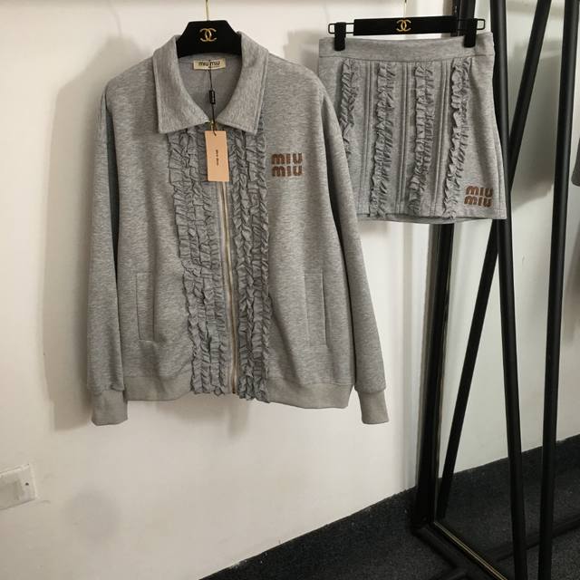 P270款号20251152 Miumi*新款太空棉套装，皮标Logo刺绣 木耳边翻领长袖拉链外套+短半裙，灰色，Sml， M码；肩宽53，胸围118，袖长56