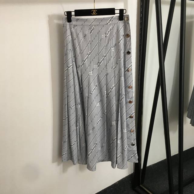 P180款号20251137 Lv*新款 链条印花 侧边开叉压褶半裙，灰蓝色，Sml， S码；腰围68，长87 .