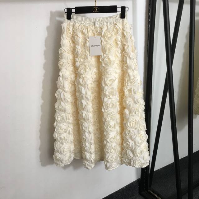 P210款号5236 Valentin*新款 立体玫瑰花朵优雅气质高腰半裙，白色，黑色，S-Xl， S码；腰围62弹力，长82 .
