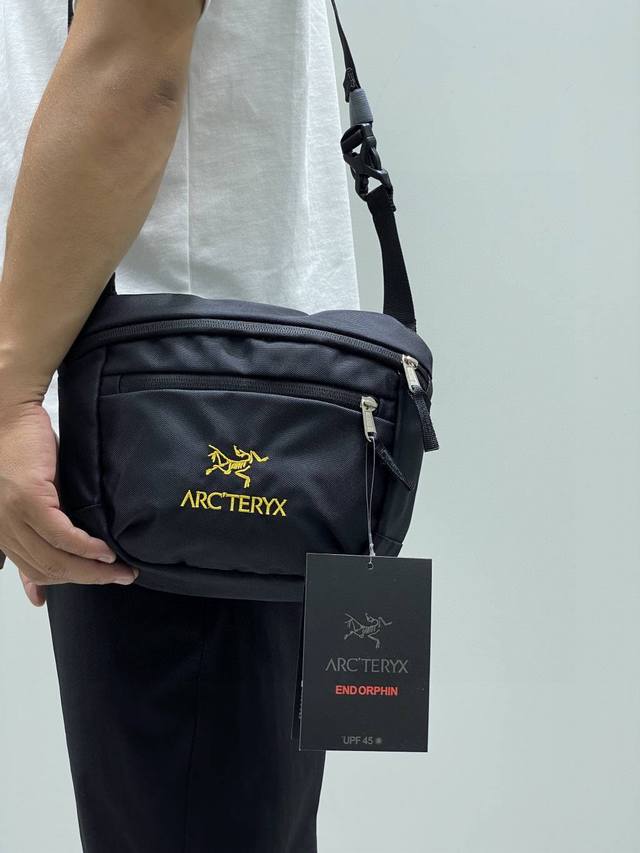 100包邮 arc'teryx始祖鸟户外多用途功能包 腰包胸包斜挎包 用途：户外、日常通勤、旅行 小红书热门款 尺寸：25*21*9 颜色：白色，黑色，深灰，宝