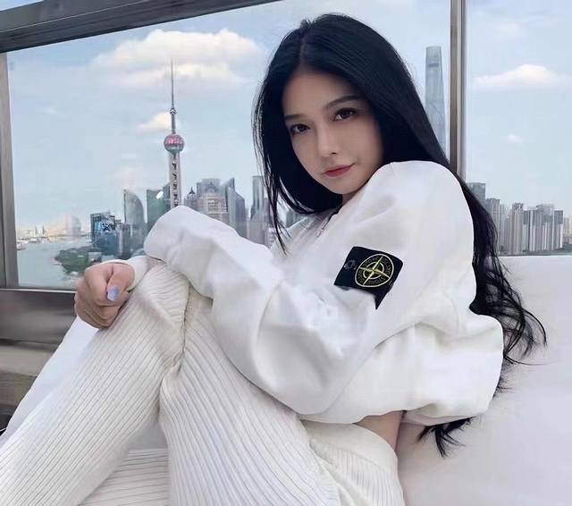 100包邮 stone Island.石头岛经典基础款袖臂徽章徽章Logo圆领卫衣，上身帅气百搭不挑人，休闲运动均可驾驭，经典永不过时绝佳秋季出行穿搭必备单品