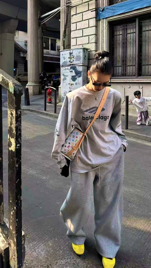 140包邮 高品质！巴黎世家/Balenciaga25新款情侣款长袖T！宽松版型！ 采用顶级230克凯迪纯棉爽滑面料！无敌质感！ 高端面料无任何缺点！ 肩部过肩