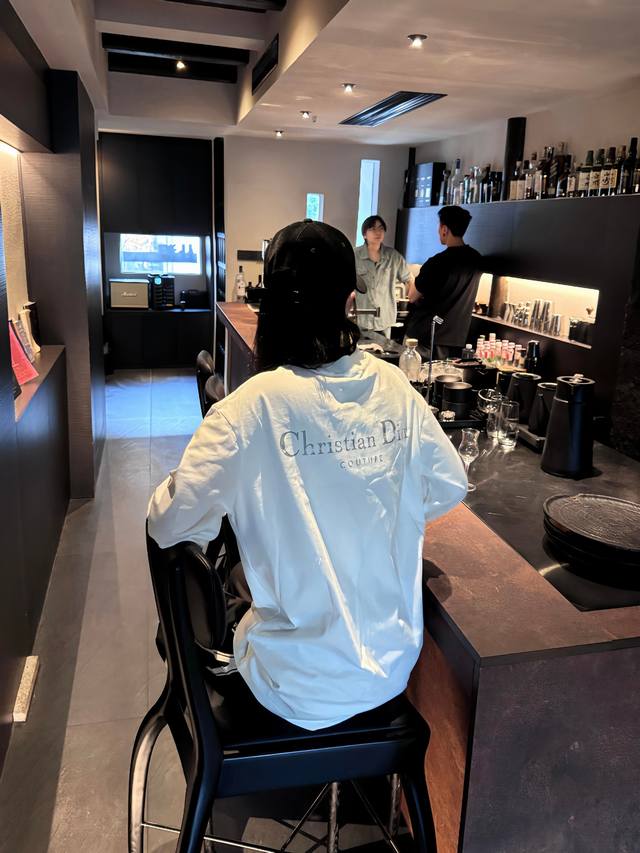130包邮 高品质！迪奥/Dior3M反光破碎字母情侣款长袖T！宽松版型！ 采用顶级230克凯迪纯棉爽滑面料！突出精致！质感无敌！ 过肩领条加固不变型！双线领口