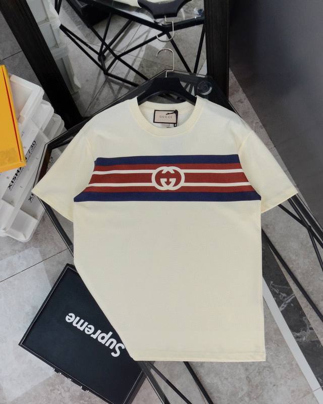 120包邮 顶级复刻 gucci /古驰 腰带双G红蓝条纹印花Logo短袖T恤 款号：533 原版面料官方同款短袖T恤 定制280 克同缸染面料手感非常舒服 春