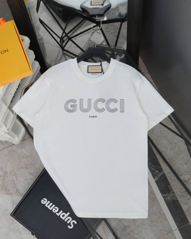 120包邮 古驰/Gucci素描字母Logo简约印花圆领短袖T恤 款号：842 原版面料官方同款短袖T恤 定制280 克同缸染面料手感非常舒服 春夏最新砖柜同步