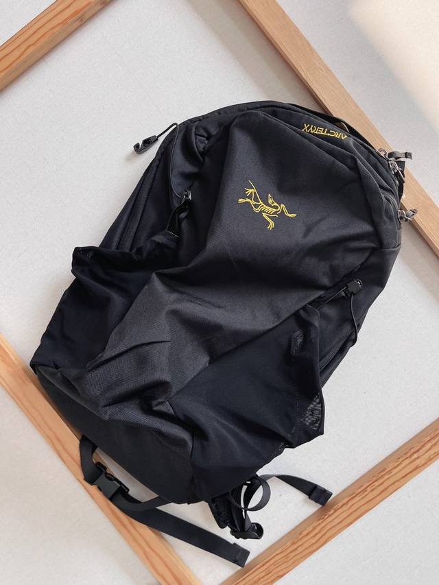 220包邮 arcteryx始祖鸟 Mantis16L双肩背包 尺寸：24*15*44Cm，16L 轻量耐磨+Dwr防水面料 带有胸扣腰扣 肩带不易滑动 日常使