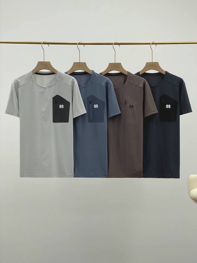 120包邮 颜色:黑色，白色，蓝色，棕色 尺码;M-4Xl 88813020 可隆特科技面料男子休闲圆运动圆领短袖 版型简洁帅气！下摆开叉式款。 平时单穿也绝对