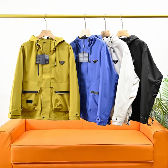 230包邮 prada 普拉达25Ss春季新款户外连帽防风防水冲锋衣夹克外套！ 面料采用轻薄、防泼水透气，面料柔软耐磨的复合布，防风，透气，轻量，耐磨，Dwr处