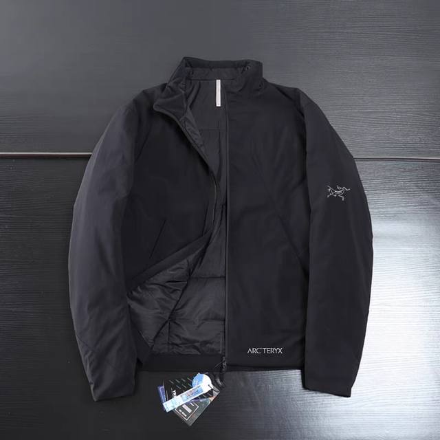 310 始祖鸟Arcteryx轻量商务立领棉服外套 此刻棉衣精髓随在其填充的C棉以及立体裁剪的版型 这种C棉优点是比较轻、而且保暖性能要比普通棉好很多、甚至有的