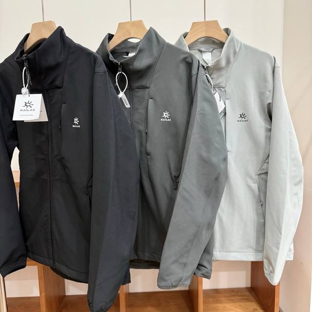 290 凯乐石立领款软壳 采用小太阳家独家科技技术定制超弹梭织面料 柔软高弹透气 内锁温 外防风 款号，:21056175 在昼夜温差大的户外也能有效保持体温