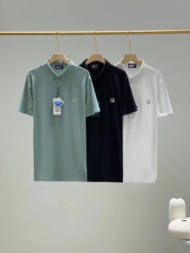 140 斐乐无痕冰丝休闲商务Polo 面料亲肤舒爽，不粘身不黏腻！排汗吸湿！采用了小翻领+门襟排扣的设计，隽永又儒雅，运动且商务！高温热烫印的工艺加持，Logo