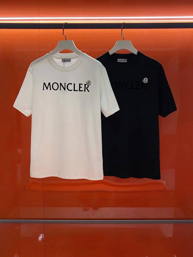 110 蒙口植绒字母情侣款T恤 moncler 总能把握良机，尽展才华。该款 Moncler 短袖圆领 T 设计。风格化商标组成品牌首字母，印证成功的开始。棉质