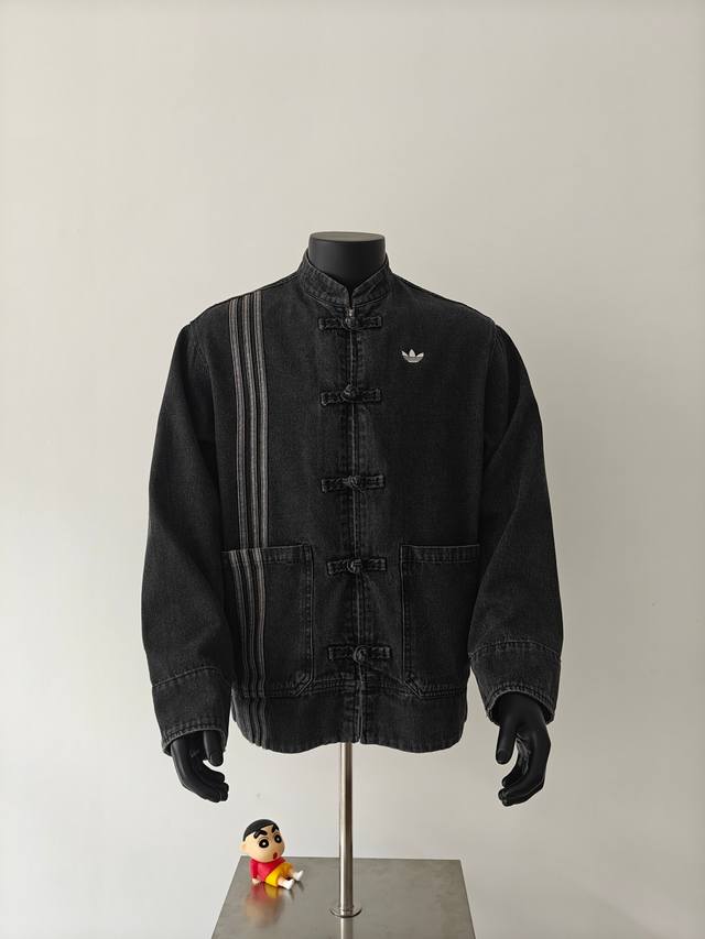 250 蛇年限定 新中式牛仔 Adidas三叶草 新中式水洗牛仔外套情侣款 陈冠希同款 货号：Jz9928 三叶草新中式上大分 水洗牛仔做旧款 日常穿着都是落落
