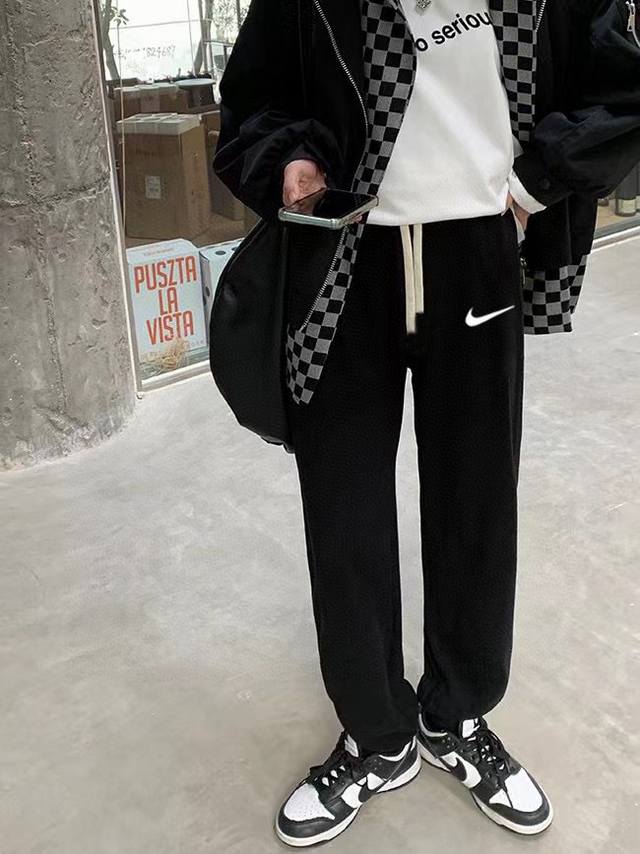 110 nike耐克经典小钩百搭宽松卫裤束脚裤休闲裤子 ｜无敌版型｜｜男女同款｜ 面料采用超高品质华棉/最大的优点就是亲肤性跟保形性好 顶级面料带来超舒适上身感