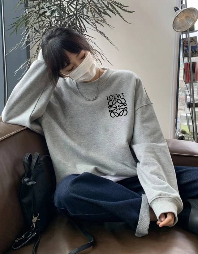 110 loewe 罗意威春季圆领卫衣 甄选新疆华棉面料 柔软舒适 手感软糯细腻 高克重 上身充满质感 非常轻便舒适 运动宽松版型不紧身 轻松驾驭无压力 采用高