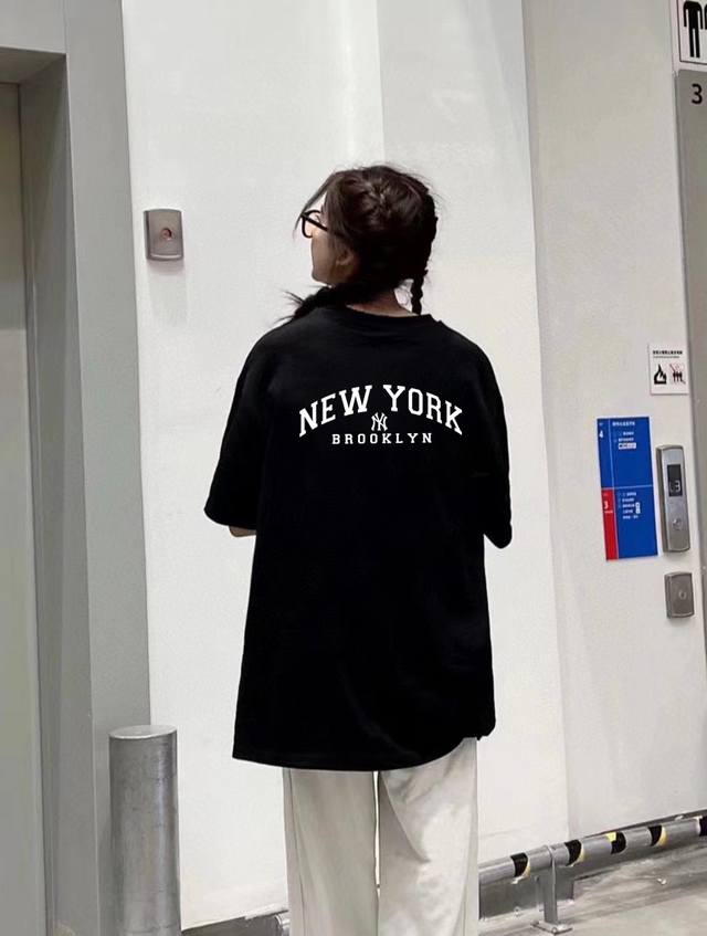 80 mlb-Ny 布鲁克林圆领短袖男女同款半袖T恤 面料采用230G双纱纯棉面料、经过高温预缩处理，配套同缸1X1螺纹，反复水洗不易变形。 定位裁剪、版型纯正