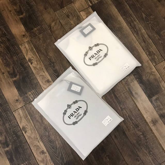 150 Prada24Ss新款休闲商务Polo“激情” 采用客供进口高克重40支珠地面料面料柔软顺滑 上身舒适，透气性非常好，臻品级 每个男生的衣橱里，必定有一