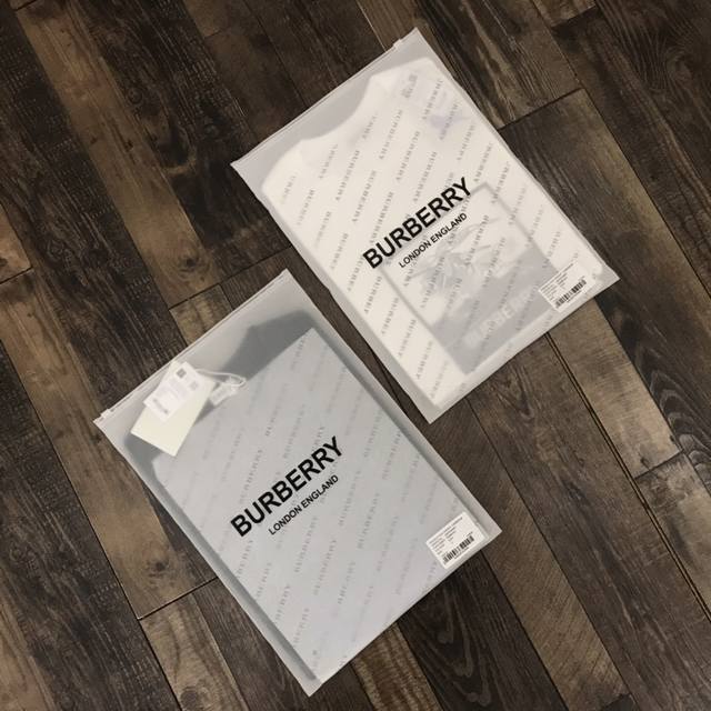 140 巴宝莉2025新款情侣款圆领领短袖 高版本高品质原版面料 网红明星同款 胸前刺绣走线设计风格很柔绝对不扎 面料客供清水棉面料，手感非常舒服 超级百搭好看