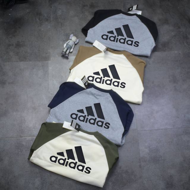 100 Adidas/阿迪达斯三角标海外限定卫衣插肩袖圆领拼肩袖运动卫衣，男女同款，Ins小红书教你搭配上身，春秋新品首发，版型宽松，后背大三角印花Logo 修