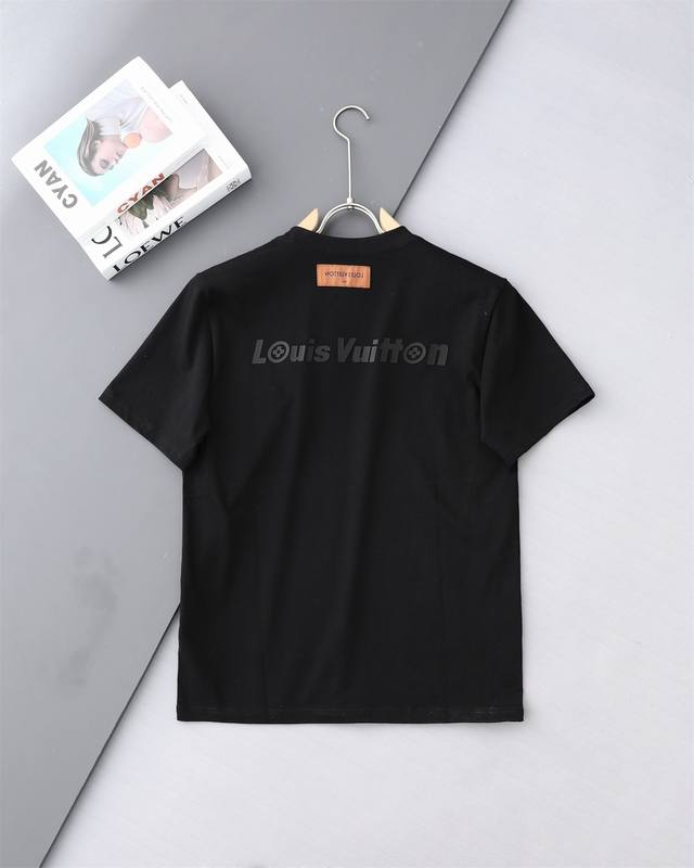 130 高品质 louis Vuitton/路易威登立体硅胶压花新款T桖， 25Ss春夏新品，胸前简单小Loog，后幅字母，采用环保染料，无甲醛，对身体无危害，