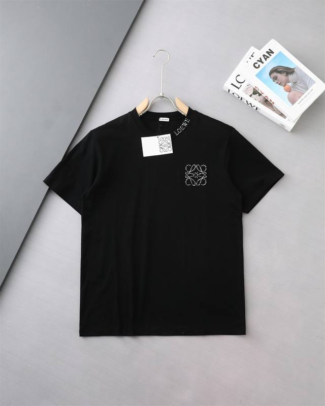 130 高品质 loewe/罗意威撞色刺绣新款T桖！ 25Ss春夏新品，最新设计领口字母刺绣胸前图案刺绣，采用撞色多股刺绣，德国百灵达刺绣工艺，饱满有型！ 采用