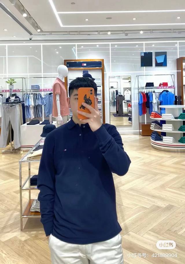 模特图 100Tommy/汤米春款打底刺绣款男士长袖Polo衫商务休闲- 经典穿搭 每年都卖断的一款长袖Polo，多色可选！||男生轻熟穿搭职场通勤||简约基础