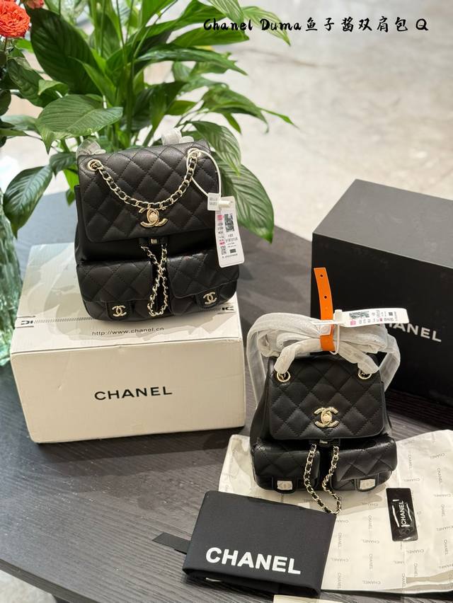 p330P330 chanel Duma青蛙双肩包 chanel Duma青蛙双肩包由于她双口袋的在线非常可爱像两个大大的眼睛所以也叫它青蛙双肩侧面比较有型会比