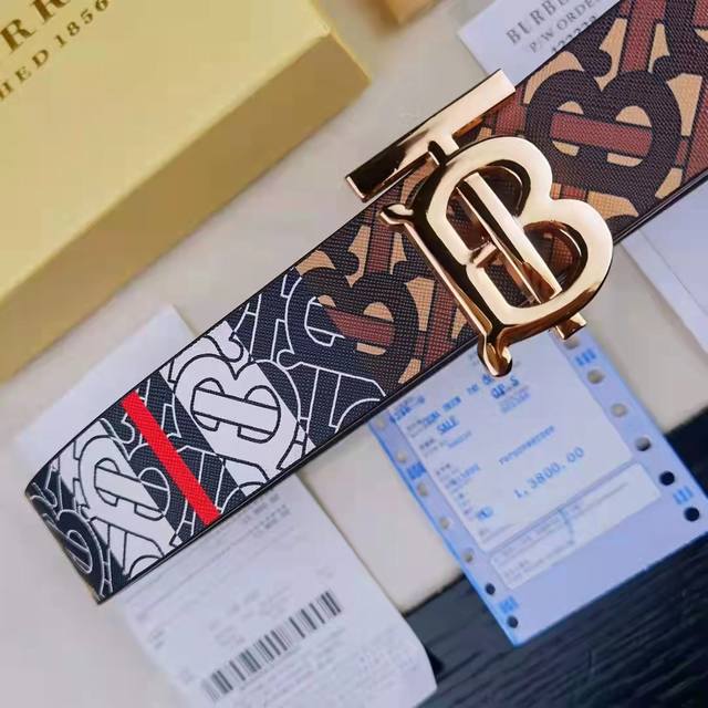 限量秀款【140】 巴布瑞限量走秀款Cd压印皮革腰带 【全套包装】秋冬时装周走秀款，采用百搭内里皮革压制而成。装饰专属标识图案，均码可以自行打孔调节。