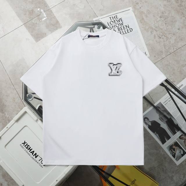 上新130【纯原臻品 顶级复刻】 - Louis Vuitton/路易威登·新款前后贴布刺绣Logo圆领短袖T恤 - 颜色: 白色 黑色 - 购入原版开模打造，