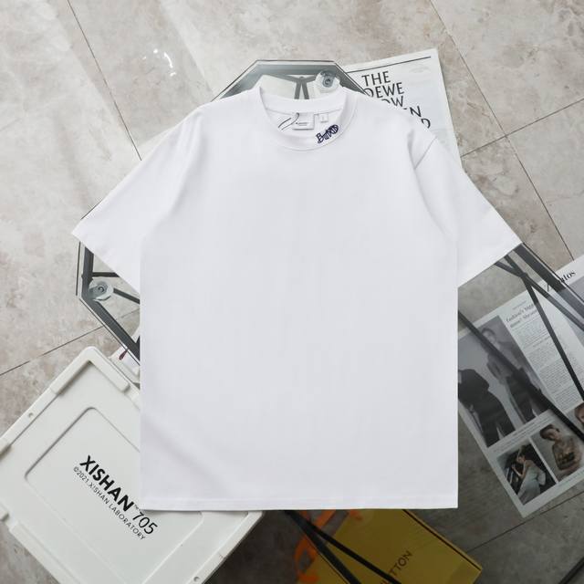 上新130【纯原臻品 顶级复刻】 - Burberry/巴宝莉基础领口字母刺绣休闲圆领短袖T恤 - 颜色：黑色 白色 - 购入原版开模打造，全套定制辅料，细节决