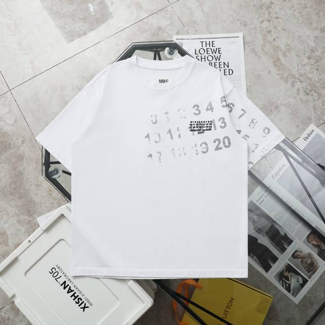 上新120【纯原臻品 顶级复刻】 maison Margiela/马吉拉模糊数字印花短袖T恤 - 款号：022 - 颜色：黑色 白色 - 购入原版开模打造，全套