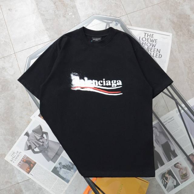上新120【纯原臻品 顶级复刻】 - Balenciaga/巴黎世家·新款模糊可乐泼墨印花Logo短袖袖T恤 - 款号：61246 - 颜色：黑色 米白 - 购