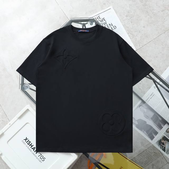 上新120【纯原臻品 顶级复刻】 - Louis Vuitton/路易威登大花压印浮雕休闲短袖T恤 - 款号: 3322 - 颜色：黑色 杏色 - 购入原版开模