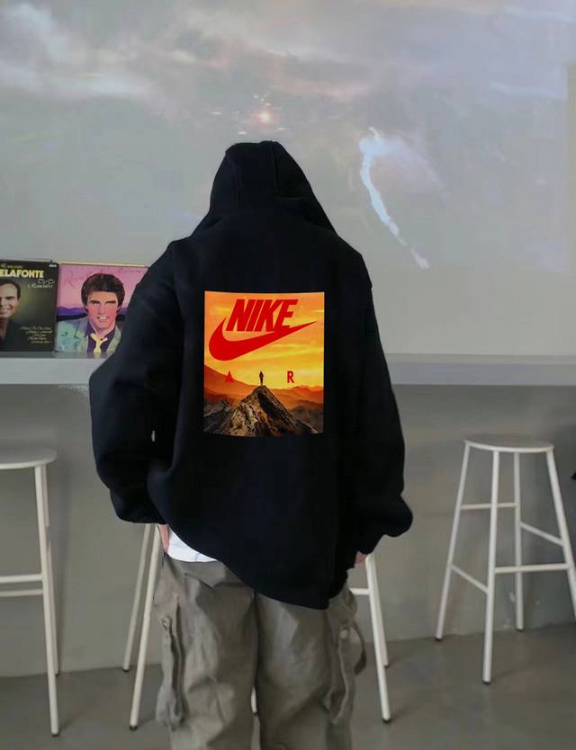 120 nike 耐克顶峰丽景春季连帽卫衣 本款采用新疆华棉面料，不起球不褪色不变形，质量超级好，柔软的让你爱不释手，布料挺实，绝对厚实，打底单穿都是百搭，绝绝
