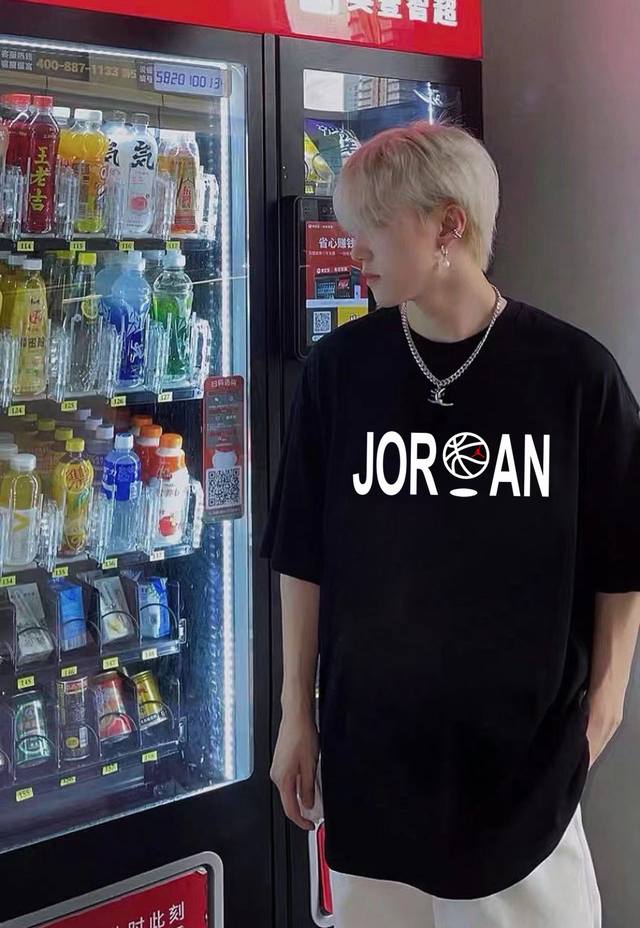 80 air Jordan乔丹Aj23号圆领短袖半袖T恤 面料采用260克纯棉双纱食毛面料 双线二本针压线 久洗不变形 原版定制三标 高端进口印花 随意水洗 情