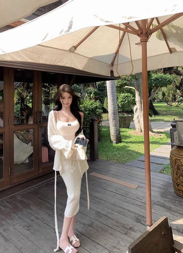 120！Miu Miu缪缪 这是一条看起来平平无奇，实物却美到心尖尖上的裙子！ 腰部镂空设计，提高腰线的视觉重心，露肤度恰到好处， 凸显腰部蕞纤细部分，自带性感