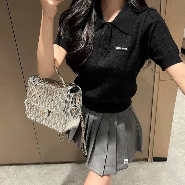 上衣130 裙子150 miumiu缪缪定制小标镂空翻领针织短袖字母刺绣撞色百褶裙短裙 款号：25670602089 颜色：黑色 白色 灰色 红色 尺码：Sml