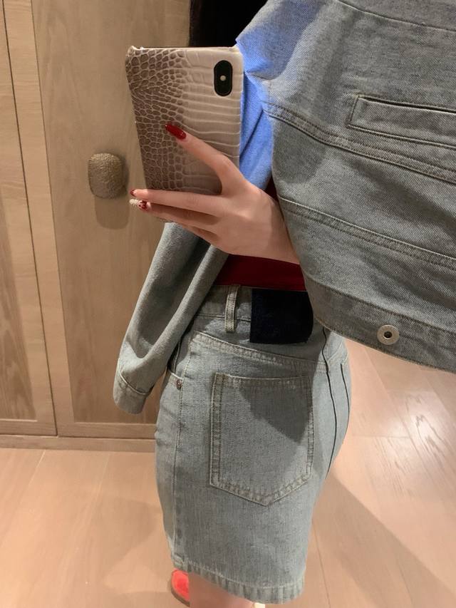 160 burberry 巴宝莉Bbr战马重工刺绣定制徽章定制纽扣洗水牛仔短裙 款号：25670601822 颜色：蓝色 尺码：Sml s码80-95斤 m码9