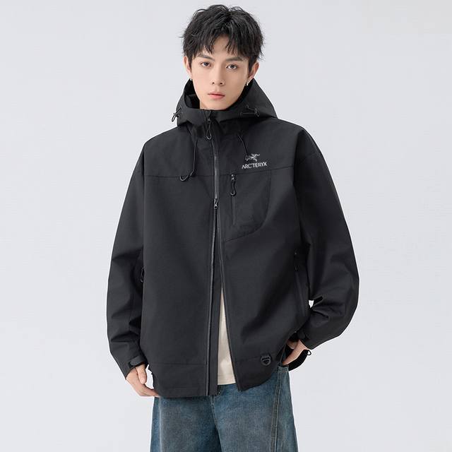 180 arc'teryx/始祖鸟连帽冲锋衣外套 始祖鸟25年春秋季新款，专柜同步新品！ 高品质的货！ 喜欢的千万别错过。 柜子同步款！ 贸易公司出口订单货，始