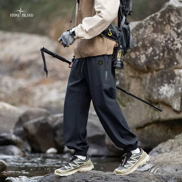 上新发140 stone Island石头岛海外版25Ss新款两色Ins高街暗黑工装机能拉链版冲锋裤 上身非常简单帅气有型的一款 男女情侣款都能轻松驾驭. 采用