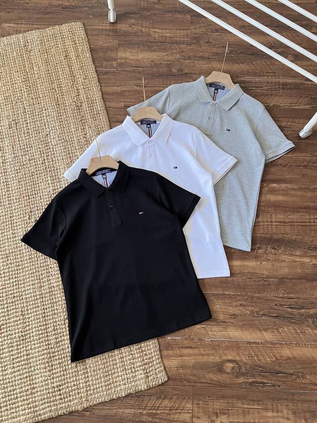 p120 tommy夏季纯色商务休闲短袖Polo ，以美式经典风格与现代时尚结合著称，其纯色Polo短袖定位商务休闲，受众广泛，涵盖不同年龄段和职业人群，简约大
