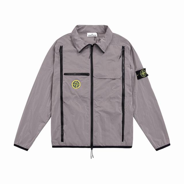 180 品牌：【 Stone Island 】石头岛 面料：特薄聚酯纤维 码数：M. L. Xl. 颜色：灰色． 黑色 全网独家定制辅料与专属包装，高品质高版本